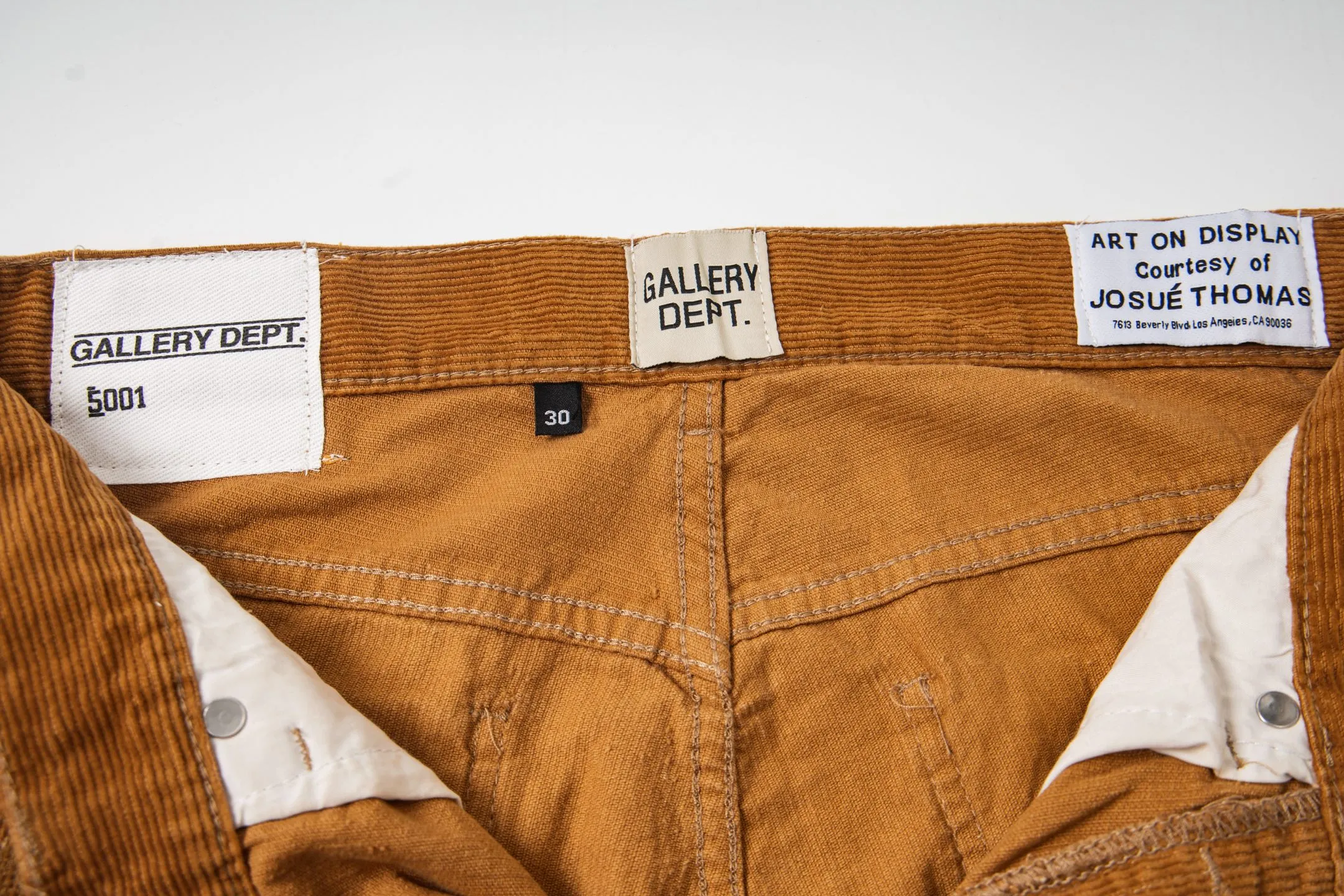 P240 Chrome Hearts Gallery 2025 corduroy spliced ​​multi-pocket couple bootcut jeans are a hot trend this season and are sought after by countless celebrities and fashionistas. The neat details of the cutting process add color to the playful fashion! The neat and meticulous design, and the well-fitting structure is unique. The upper body not only has outstanding recognition, but also looks younger and younger. A style with the ultimate wearing meaning and performance, gorgeous color matching, and the craftsmanship of this style is also extremely extraordinary. After the finished product is washed, it is disassembled and hand-made with sheepskin cross leather and then spliced ​​together to complete. The whole piece has too many craftsmanship to describe. It is decorated with patchwork cross flowers and high-waisted washed jeans! ! Absolutely high-end luxury product, a god-level single product, a super popular product, made by top heavy industry, a magic weapon that cannot be missed to hit the streets. Style number: 1847 Size: 28 30 32 34 36 Color: yellow
